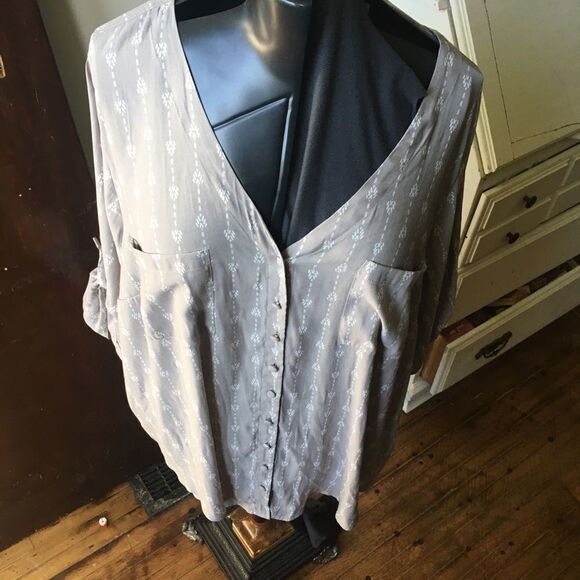 Torrid light gray v-neck size 4 button down blouse - Picture 1 of 3